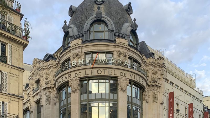 Photo de la facade du Bazar de l'Hotel de Ville vu de la rue de Rivoli